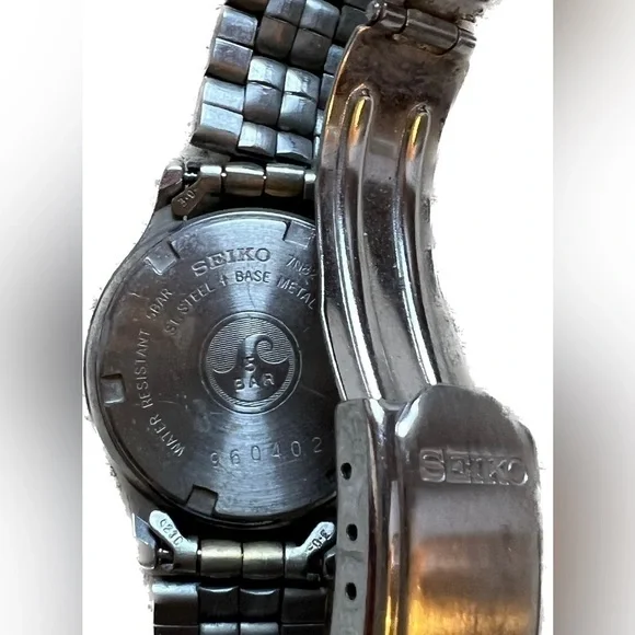 Seiko ladies’ quartz watch, calendar, glow in dark feature - Picture 4 of 4